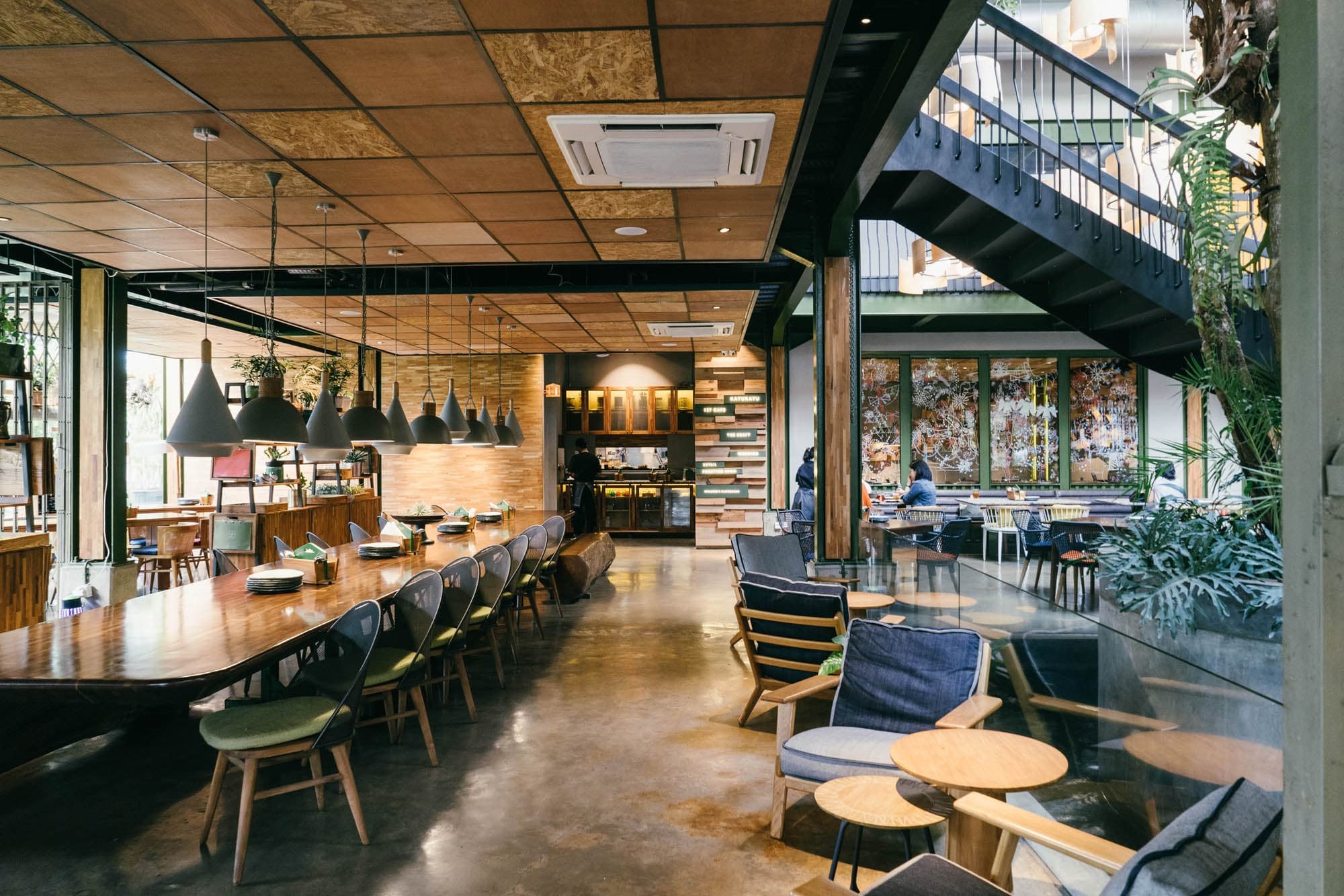 Kayu-kayu Restaurant didominasi dengan interior kayu yang elegan
